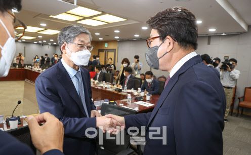 김황식 전 국무총리와 권성동 국민의힘 원내대표가 22일 서울 여의도 국회 의원회관에서 열린 국민의힘 국회의원 1호 공부 모임 ‘내일을 바꾸는 미래전략 2024, 김황식 前 국무총리에게 듣는다! 시대의 과제, 사회통합과 정치선진화’에서 인사를 나누고 있다.(사진=방인권 기자)