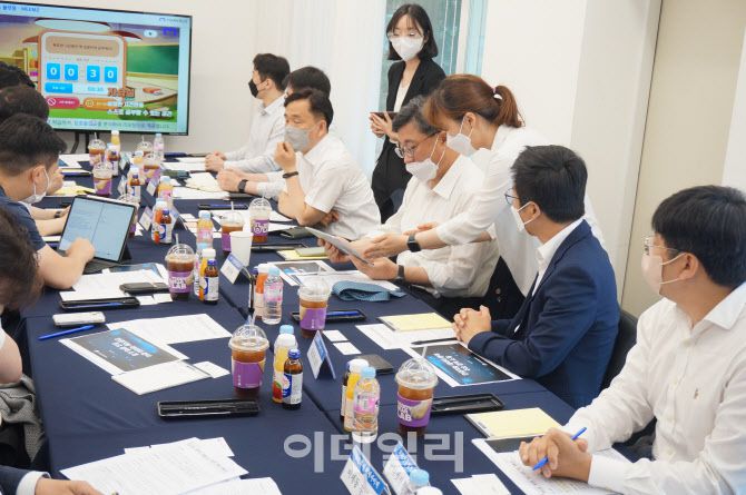 박윤규 과기정통부 2차관(사진 가운데)이 23일 진행한 ‘디지털 국정과제 연속 현장 간담회’에서 시연에 참여하고 있다. (사진=정보통신산업진흥원)