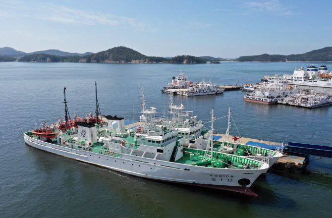 지난 2020년 9월 북한군 총격을 받고 숨진 故 이대준 씨가 실종 직전까지 탄 어업지도선 무궁화 10호 모습이다. (사진=연합뉴스)