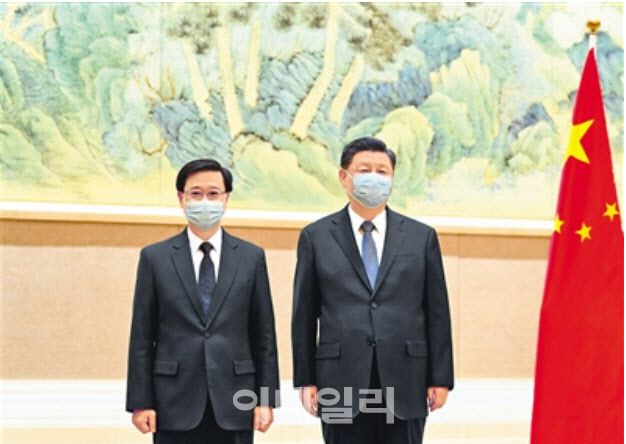 존 리(왼쪽) 홍콩 행정장관 당선인과 시진핑(오른쪽) 중국 국가주석. 사진=인민일보
