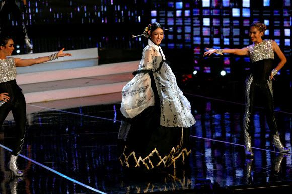 ‘미스 인터내셔널 퀸 2022’에서 한국에서 온 진이라는 참가자가 한복 자태를 뽐내고 있다. (사진=로이터 연합뉴스)