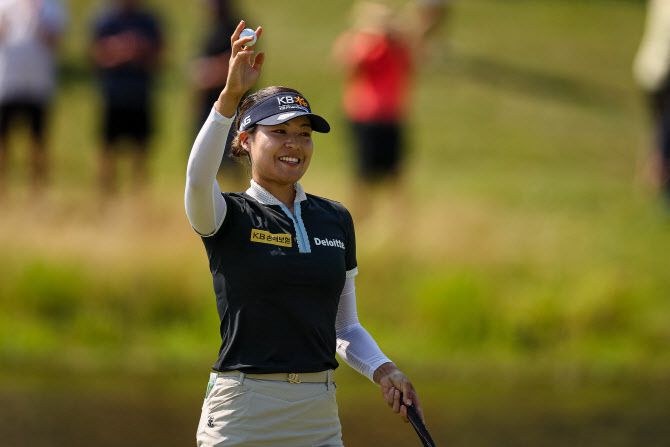 전인지가 18번 홀에서 챔피언 퍼트를 한 뒤 갤러리들에게 인사하고 있다.(사진=AFPBBNews)