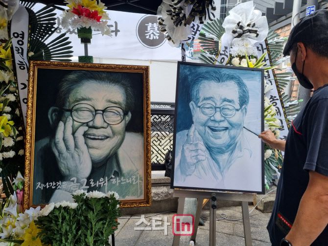서울 종로구 낙원동 송해길 일대에서 진행 중인 ‘송해…그리다’ 추모 행사.