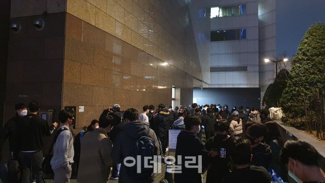 지난 3월 16일 서울 강남구 삼성동 현대백화점 무역센터점 롤렉스 오픈런 대기 행렬. (사진=백주아 기자)