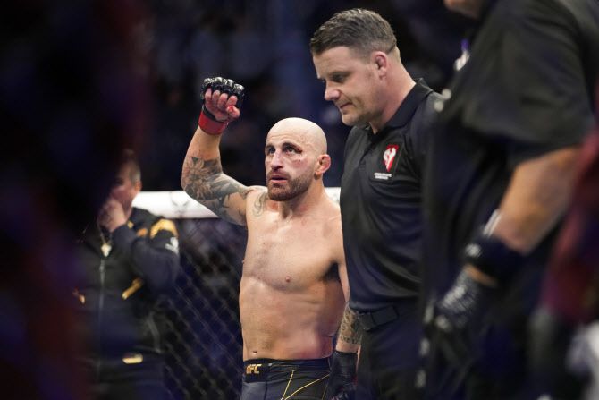 UFC 페더급 챔피언 알렉산더 볼카노프스키가 도전자 맥스 할로웨이를 꺾은 뒤 기뻐하고 있다. 사진=AP PHOTO