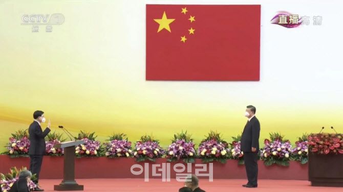 1일 취임하는 존 리(왼쪽) 홍콩 신임 행정장관과 시진핑 중국 국가주석. 사진=CCTV