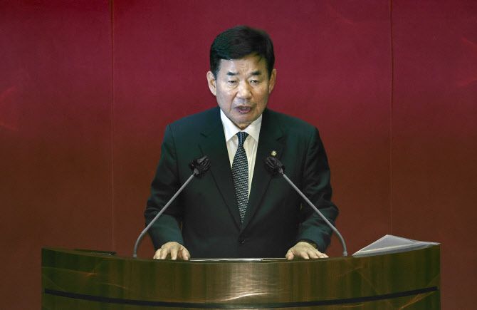 제21대 국회 후반기 국회의장으로 선출된 김진표 신임 국회의장이 4일 서울 여의도 국회에서 열린 제398회 국회(임시회) 제01차 본회의에서 발언을 하고 있다.(사진=뉴시스)