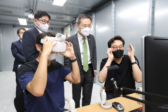 이종호 과학기술정보통신부 장관이 5일 오후 경기도 성남시 수정구 메타버스허브에서 열린 ‘메타버스 아카데미 개소식’ 에 참석해 메타버스허브 영상 및 음향 제작시설 설명을 듣고 있다.