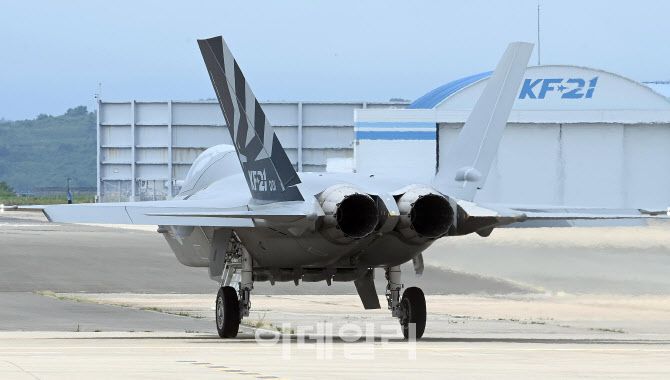 한국항공우주산업이 만든 KF-21 시제기가 지상테스트를 시작한 지난 6일 테스트파일럿이 램프택시(Ramp Taxi)를 하고 있다. (사진공동취재단)