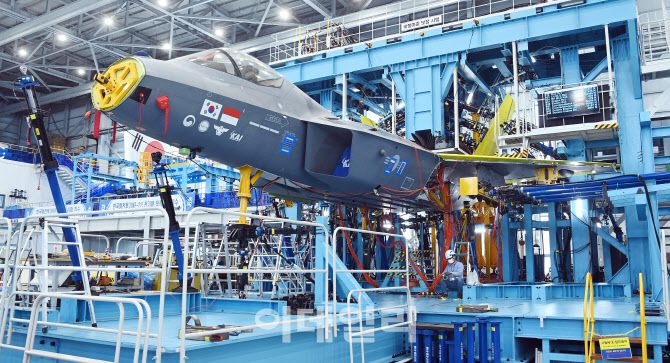 한국항공우주산업이 KF-21 시제기에 대한 지상 테스트를 시작한 지난 6일 KF-21 구조시험동에서 하중보정을 하고 있다. (사진공동취재단)