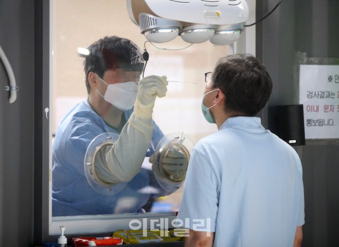 서울 용산보건소 코로나19 선별진료소에서 시민들이 검사를 받고 있다.(사진=이데일리DB)