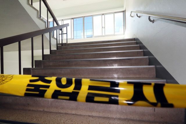 인하대 캠퍼스 건물 계단에 설치된 폴리스라인. (사진=연합뉴스)