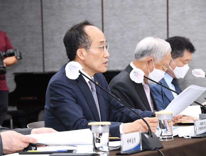 추경호(왼쪽) 부총리 겸 기획재정부 장관이 21일 서울 중구 은행연합회에서 열린 ‘제55차 세제발전심의위원회’에서 모두발언을 하고 있다. (사진=기획재정부)