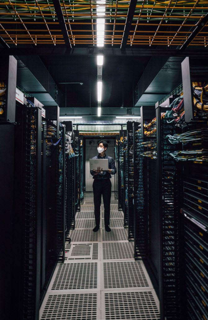 SK텔레콤 연구원들이 대전 SK둔산사옥에서 베어메탈 기반 클라우드 네이티브 방식 코어망을 점검하는 모습이다. 사진=SK텔레콤