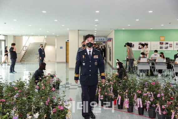 류삼영 울삼중부경찰서장이 23일 충남 아산 경찰인재개발원 최규식홀에서 열린 ‘전국 경찰서장 회의’에 입장하고 있다.(사진=공동취재단)