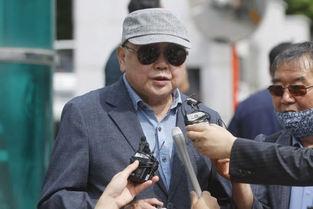 안해욱 전 대한초등학교태권도연맹 회장이 27일 서울 서초경찰서 앞에서 윤석열 대통령 부인 김건희 여사의 ‘쥴리’ 의혹 관련 피고발인 조사를 받기 전 기자회견을 하고 있다 (사진=연합뉴스)