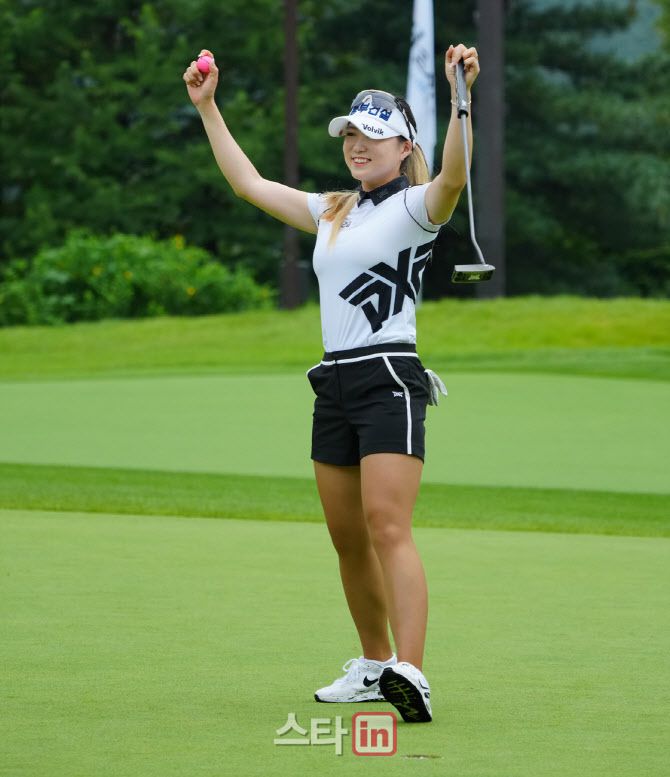 조아연이 지난 24일 끝난 KLPGA 투어 호반 서울신문 위민스 클래식에서 시즌 2승 달성에 성공한 뒤 기뻐하고 있다. (사진=이데일리 골프in 조원범 기자)