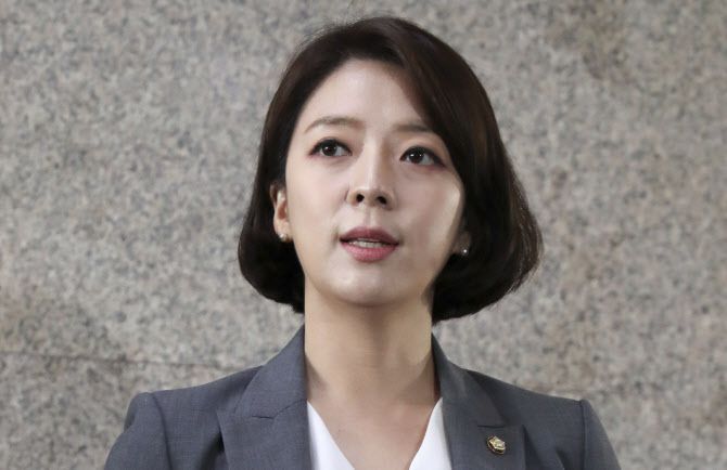 배현진 국민의힘 의원이 지난 29일 서울 여의도 국회 당 원내대표실에서 최고위원 간담회를 마치고 나와 최고위원직 사퇴 의사를 밝히고 있다. (사진=뉴시스)