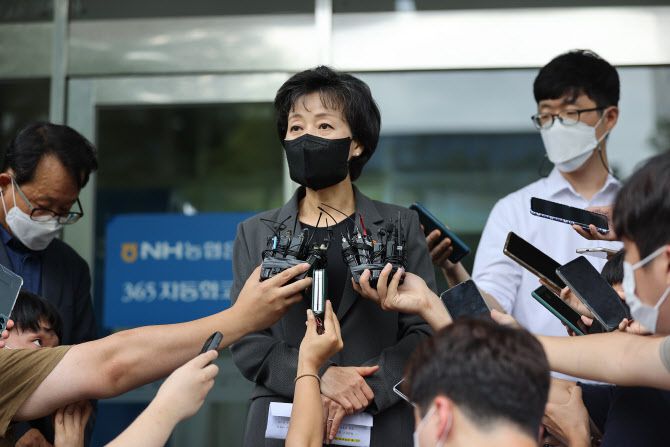 박순애 사회부총리 겸 교육부장관이 1일 오후 서울 영등포구 한국교육시설안전원에서 초등학교 입학연령 하향 학제개편안에 대해 발언하고 있다.(사진=연합뉴스)