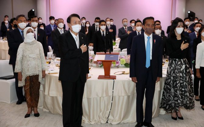 윤석열 대통령과 부인 김건희 여사가 28일 서울 용산 대통령실 청사에서 열린 조코 위도도 인도네시아 대통령 방한 공식 만찬에서 양국 국가 연주에 맞춰 가슴에 손을 얹고 있다. (사진=뉴시스)