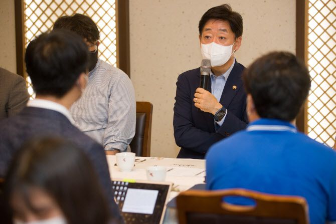 오태석 과학기술정보통신부 1차관이 기자들의 질문에 답을 하고 있다.(사진=과학기술정보통신부)
