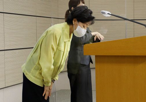 박순애 부총리 겸 교육부 장관이 지난 4일 오전 정부세종청사 브리핑룸에서 2학기 방역과 학사 운영 방안 계획을 설명한 뒤 인사하고 있다. (사진=연합뉴스)