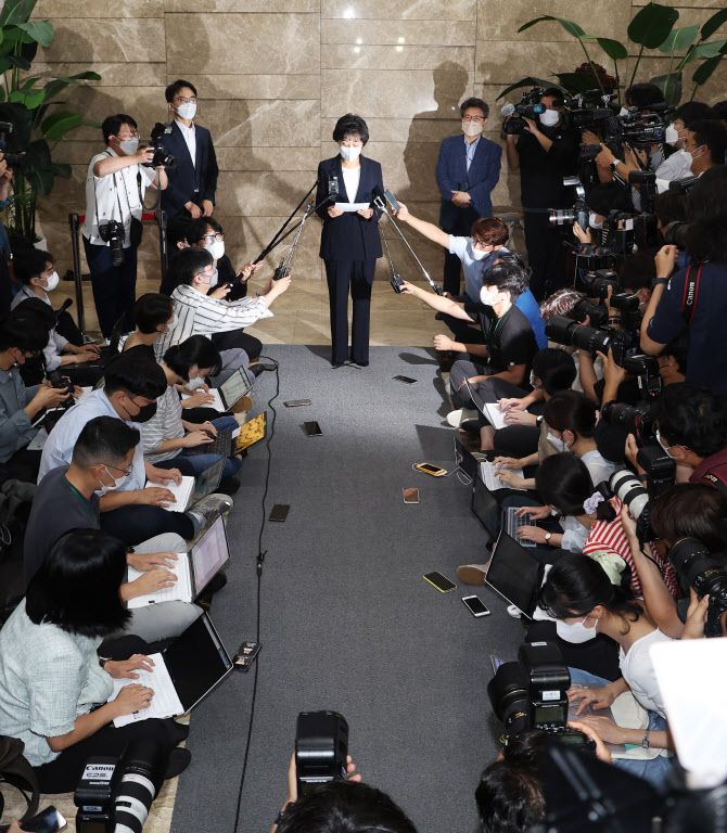 박순애 사회부총리 겸 교육부 장관이 8일 오후 서울 여의도 한국교육시설안전원에서 거취와 관련해 입장 표명을 하고 있다 (사진=연합뉴스)