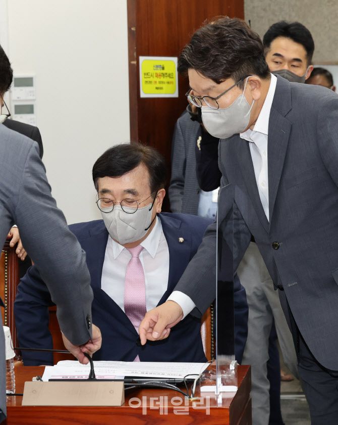 권성동(오른쪽) 국민의힘 대표 직무대행 겸 원내대표가 9일 오후 서울 여의도 국회에서 화상의원총회가 열리기에 앞서 서병수 전국위원회 의장과 회의 자료를 살펴보고 있다. (사진=이데일리 노진환 기자)
