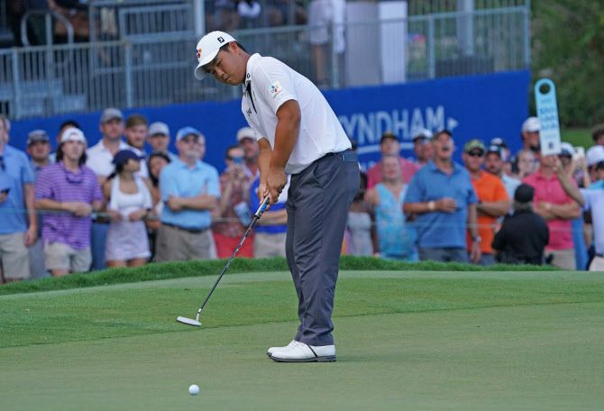 김주형이 윈덤 챔피언십 마지막 18번홀에서 퍼팅을 시도하고 있다.(사진=AFPBBNews)