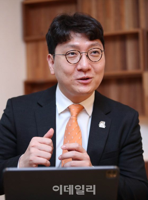 신인규 전 국민의힘 상근부대변인이 8일 오후 서울 영등포구 여의도의 한 카페에서 이데일리와 인터뷰를 하고 있다.(사진=노진환 기자)