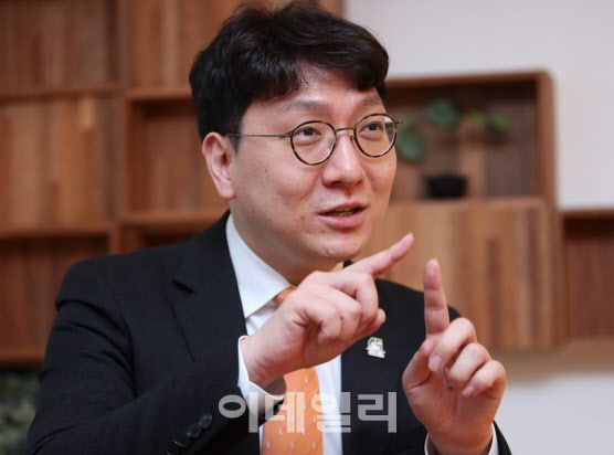 신인규 전 국민의힘 상근부대변인이 8일 오후 서울 영등포구 여의도의 한 카페에서 이데일리와 인터뷰를 하고 있다.(사진=노진환 기자)