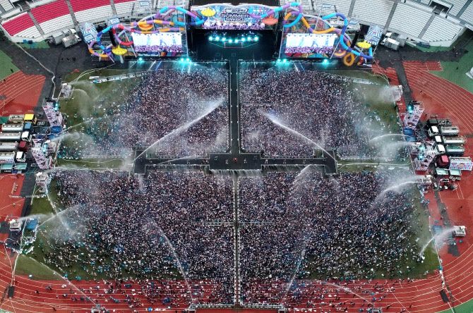 17일 오후 서울 송파구 잠실 올림픽주경기장에서 열린 가수 싸이의 콘서트 ‘싸이흠뻑쇼 2022’에서 관객들이 물줄기를 맞으며 공연을 즐기고 있다. (사진=연합뉴스)