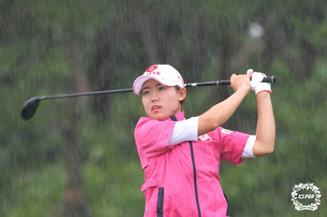 황유민 플레이하는 모습.(사진=KLPGA 제공)