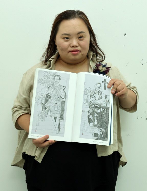 캐리커처 작가 겸 배우로 활동하는 정은혜 작가가 이데일리와의 인터뷰에서 포즈를 취하고 있다(사진=방인권 기자).