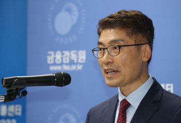 이준수 금융감독원 부원장이 지난달 27일 오후 서울 여의도 금감원에서 열린 ‘거액 해외송금 관련 은행 검사 진행 상황’ 브리핑에서 발언하고 있다. 사진=연합뉴스.