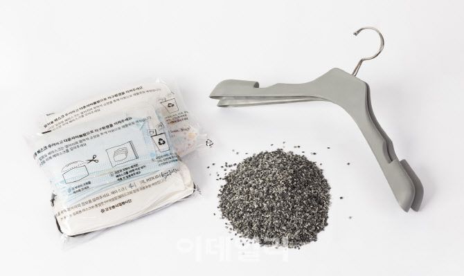 코오롱그룹이 사용 후 폐마스크를 재활용해 옷걸이를 만드는 친환경 캠페인을 진행하고 수거된 폐마스크(화면 왼쪽)를 펠릿(가운데) 형태로 만들어 옷걸이(오른쪽)로 재활용했다.(사진=코오롱)