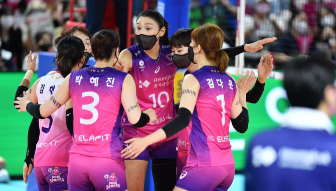 흥국생명 김연경이 동료 선수들을 독려하고 있다. 사진=KOVO