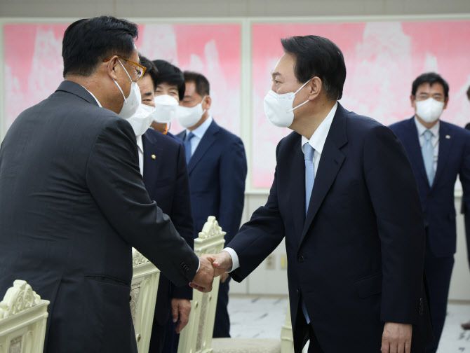 윤석열 대통령이 19일 서울 용산 대통령실 청사에서 열린 21대 국회 후반기 신임 국회의장단 초청 만찬에서 정진석 국회 부의장과 인사하고 있다.(사진=연합뉴스)