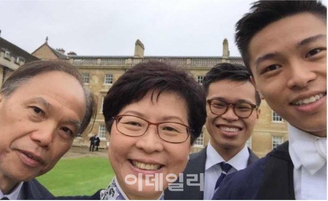 캐리람 장관의 남편(왼쪽부터)과 람 장관, 람 장관의 차남 조슈아 람, 장남 제레미 람의 모습. 사진=페이스북