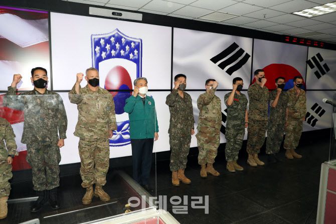 이종섭 국방부장관이 23일 UFS(을지 자유의 방패) 연습이 진행 중인 한미연합군사령부 전시지휘소(CP-TANGO)를 찾아 라캐머라 연합사령관, 안병석 연합사 부사령관을 비롯해 연습에 참가 중인 한미 장병들과 기념촬영을 하고 있다. (사진=국방부)