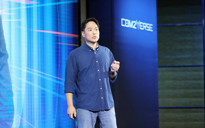 이경일 컴투버스 대표가 메타버스 사업 전략을 발표하고 있다. (사진=컴투스)