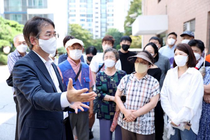 이동환 시장이 주민들을 만나 1기신도시 정책에 대해 논의하고 있다.(사진=고양시 제공)