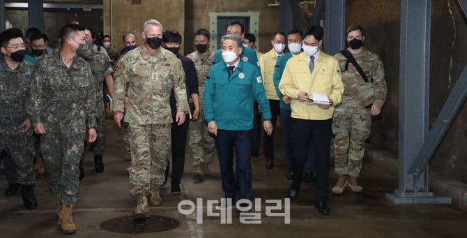 이종섭 국방부 장관이 지난 달 23일 UFS 연습이 진행 중인 한미연합군사령부 전시지휘소(CP-TANGO)를 방문해 라캐머라 연합사령관, 안병석 연합사 부사령관을 비롯한 주요 지휘관들과 이동하고 있다. (사진=국방부)