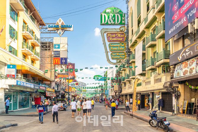 태국 방콕을 찾는 관광객들이 즐겨찾는 대표 명소 ‘카오산로드(Khaosan Road)’ (사진=하나투어)