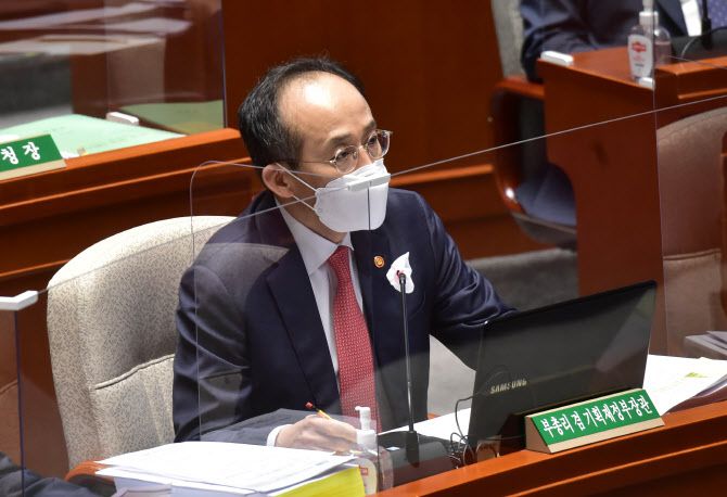 추경호 경제부총리가 1일 서울 여의도 국회 본관 예결위회의장에서 열린 제400회 국회(정기회) 예산결산특별위원회 제1차 전체회의에서 의원들의 질의에 답변하고 있다.(사진 = 국회기자단)