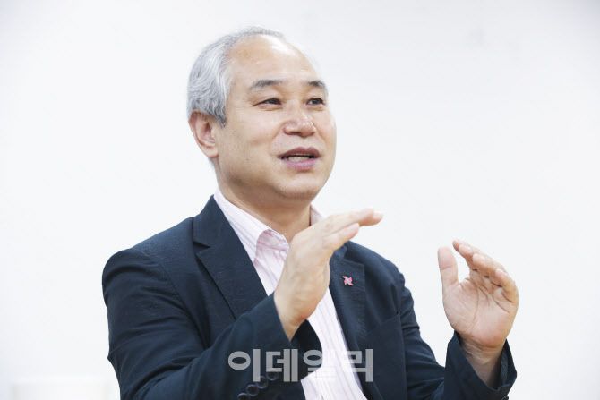 윤여상 북한인권정보센터 소장이 5일 서울 중구 사무실에서 인터뷰를 하고 있다.(사진=이영훈 기자)