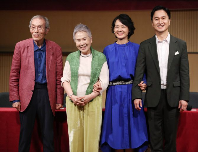 배우 오영수(왼쪽부터), 박정자, 배종옥, 장현성이 7일 서울 서초구 예술의전당에서 열린 연극 ‘러브레터’ 제작발표회에서 포즈를 취하고 있다. (사진=뉴시스)