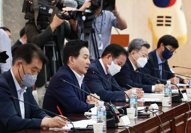 원희룡 국토교통부 장관이 8일 오후 정부서울청사에서 열린 1기 신도시 관련 지방자치단체장 간담회에서 발언하고 있다. 이날 간담회에는 경기 성남(분당), 고양(일산), 안양(평촌), 군포(산본), 부천(중동) 등 1기 신도시 기초자치단체장들이 참석했다. (사진=연합뉴스)