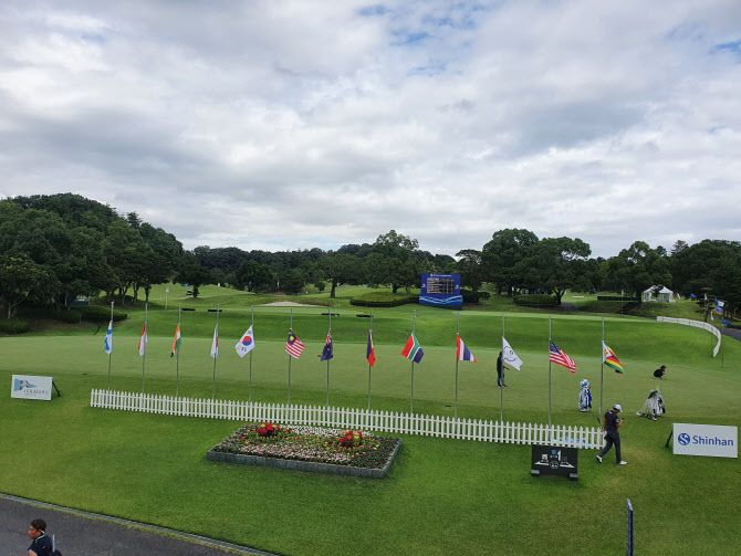 신한동해오픈 2라운드가 열린 고마 컨트리클럽 연습 그린에 국기가 조기 게양됐다.