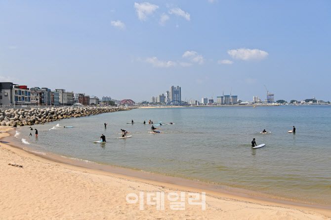 속초해변 북쪽에 마련된 서핑 전용 해변